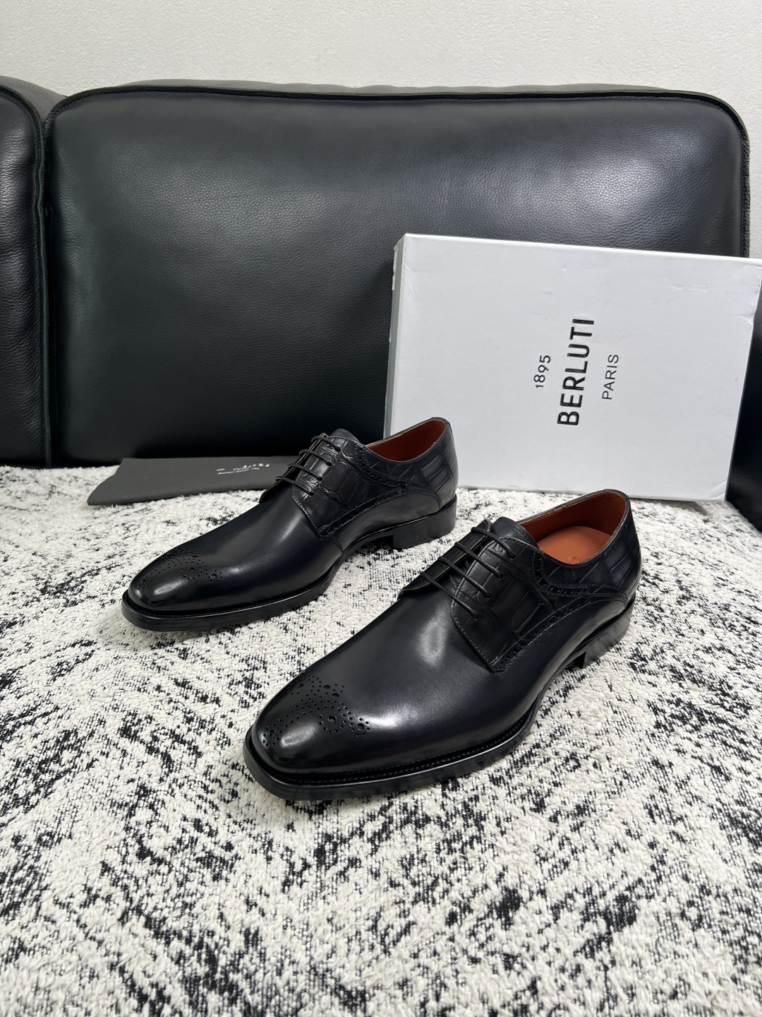 Berluti  高品质  顶级工艺品  布鲁提 专柜同步发售原厂配置，意大利进口牛皮面料，全进口水染牛皮里垫，鞋底：原