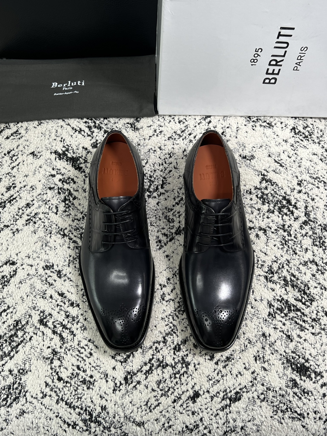 Berluti  高品质  顶级工艺品  布鲁提 专柜同步发售原厂配置，意大利进口牛皮面料，全进口水染牛皮里垫，鞋底：原