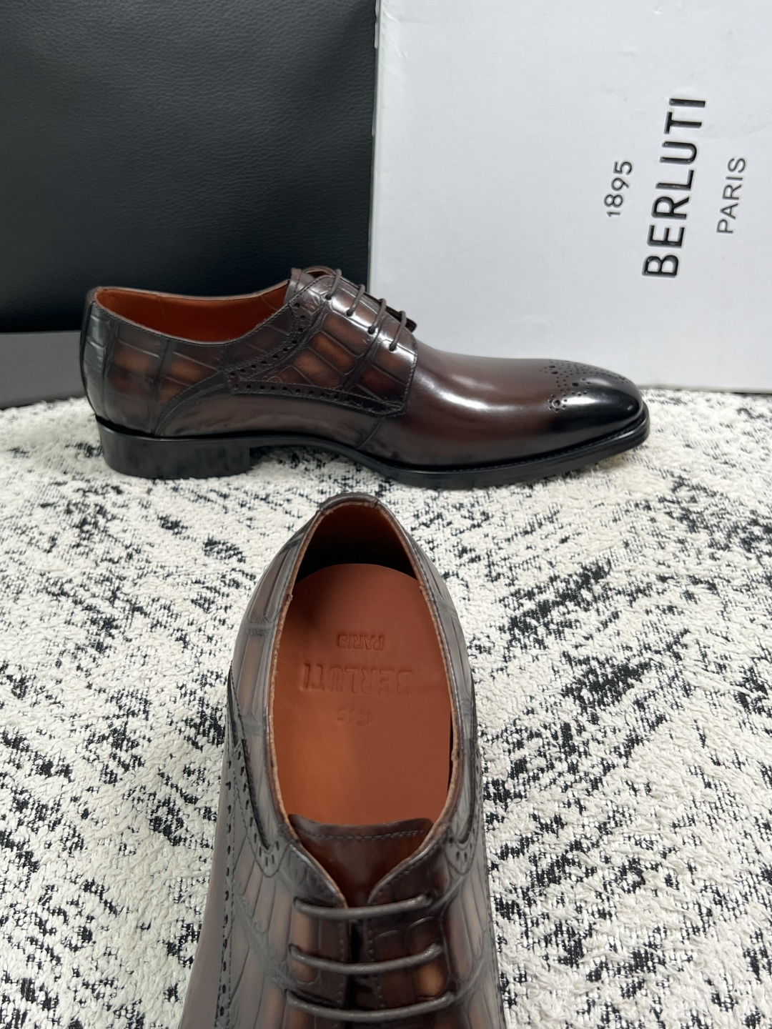 Berluti  高品质  顶级工艺品  布鲁提 专柜同步发售原厂配置，意大利进口牛皮面料，全进口水染牛皮里垫，鞋底：原