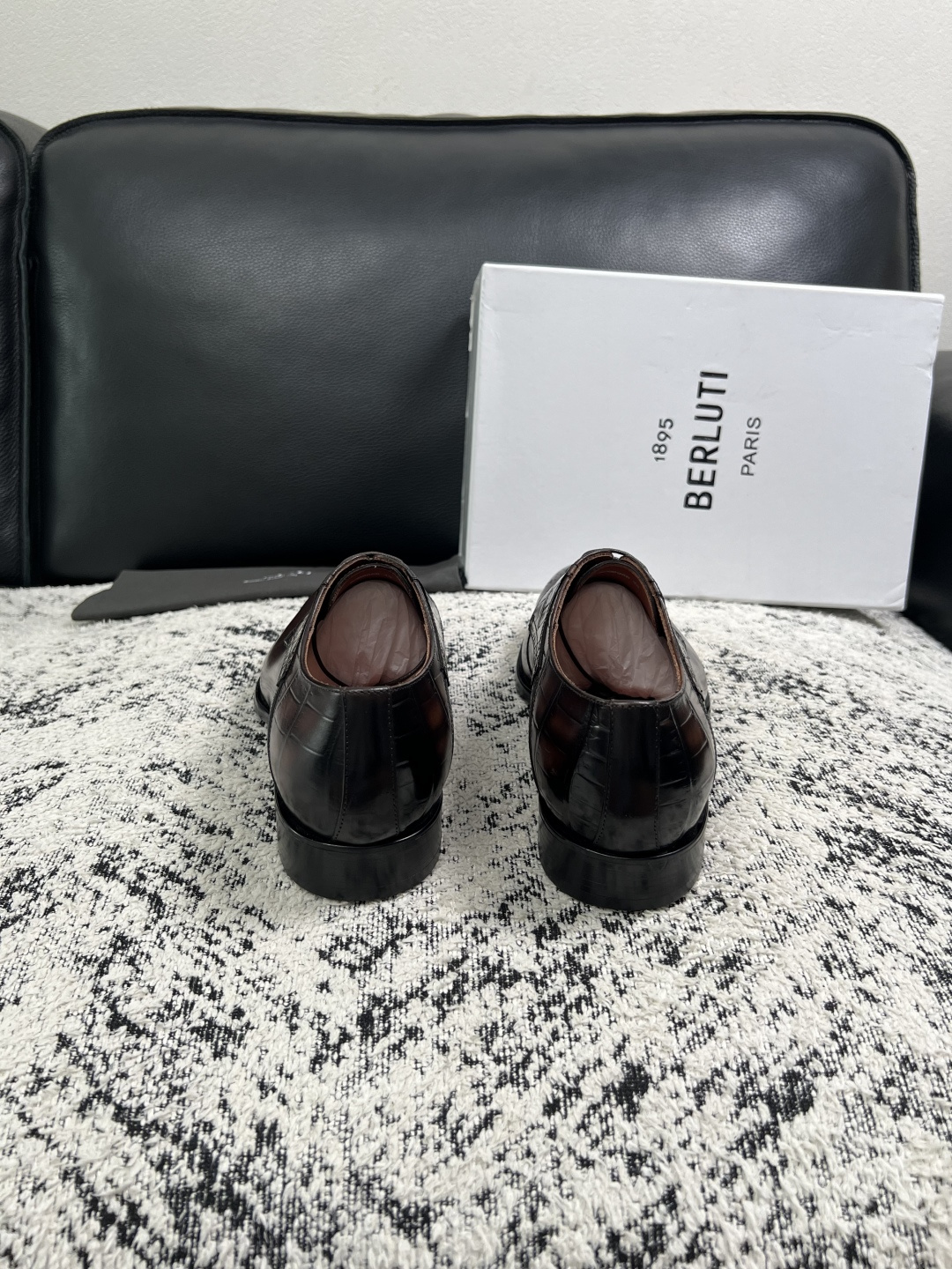 Berluti  高品质  顶级工艺品  布鲁提 专柜同步发售原厂配置，意大利进口牛皮面料，全进口水染牛皮里垫，鞋底：原