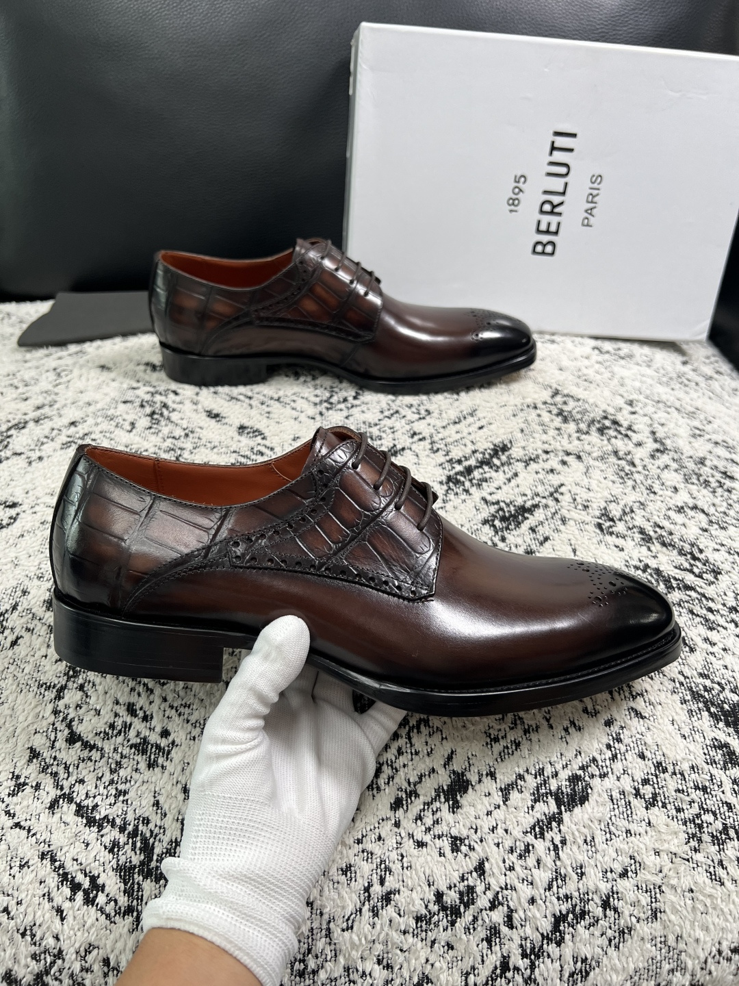 Berluti  高品质  顶级工艺品  布鲁提 专柜同步发售原厂配置，意大利进口牛皮面料，全进口水染牛皮里垫，鞋底：原