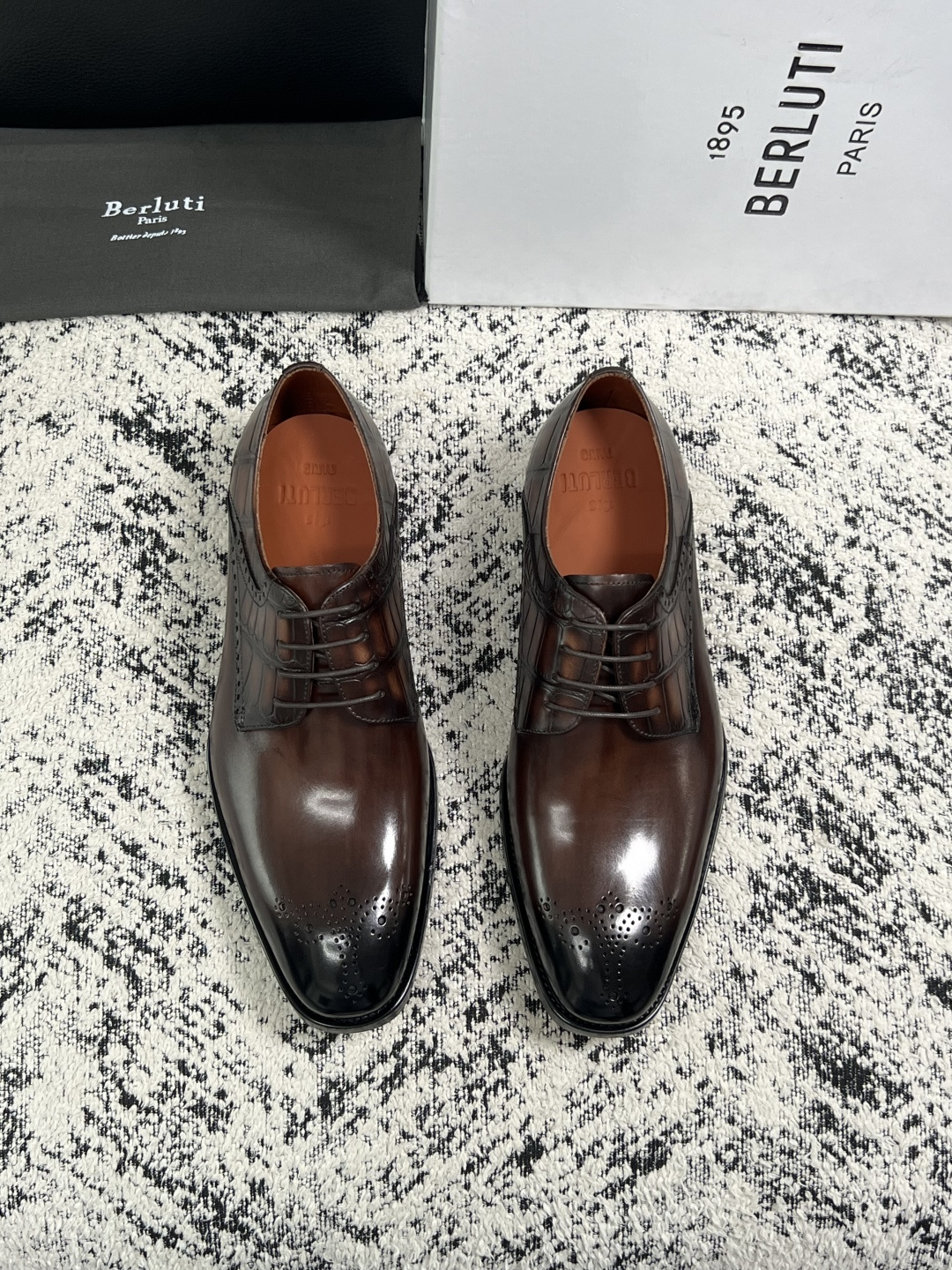 Berluti  高品质  顶级工艺品  布鲁提 专柜同步发售原厂配置，意大利进口牛皮面料，全进口水染牛皮里垫，鞋底：原