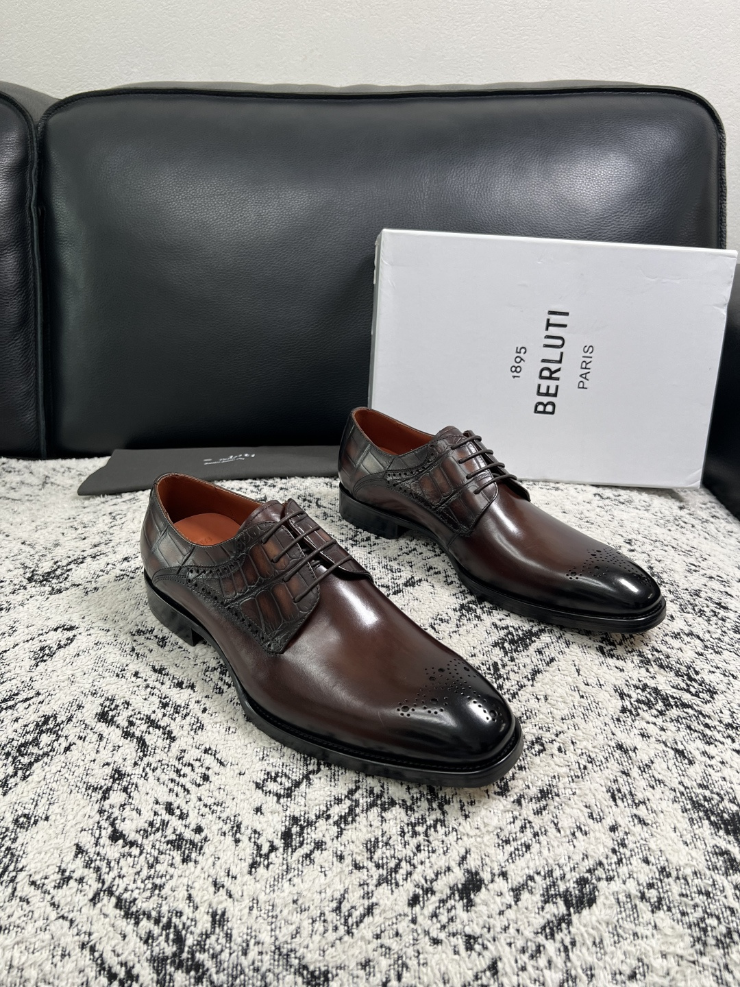 Berluti 高品质 顶级工艺品 布鲁提 专柜同步发售原厂配置,意大利进口牛皮面料,全进口水染牛皮里垫,鞋底:原 Berluti 高品质 顶级工艺品 布鲁提 专柜同步发售原厂配置,意大利进口牛皮面料,全进口水染牛皮里垫,鞋底:原