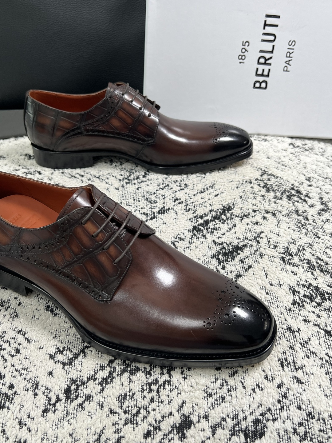 Berluti  高品质  顶级工艺品  布鲁提 专柜同步发售原厂配置，意大利进口牛皮面料，全进口水染牛皮里垫，鞋底：原