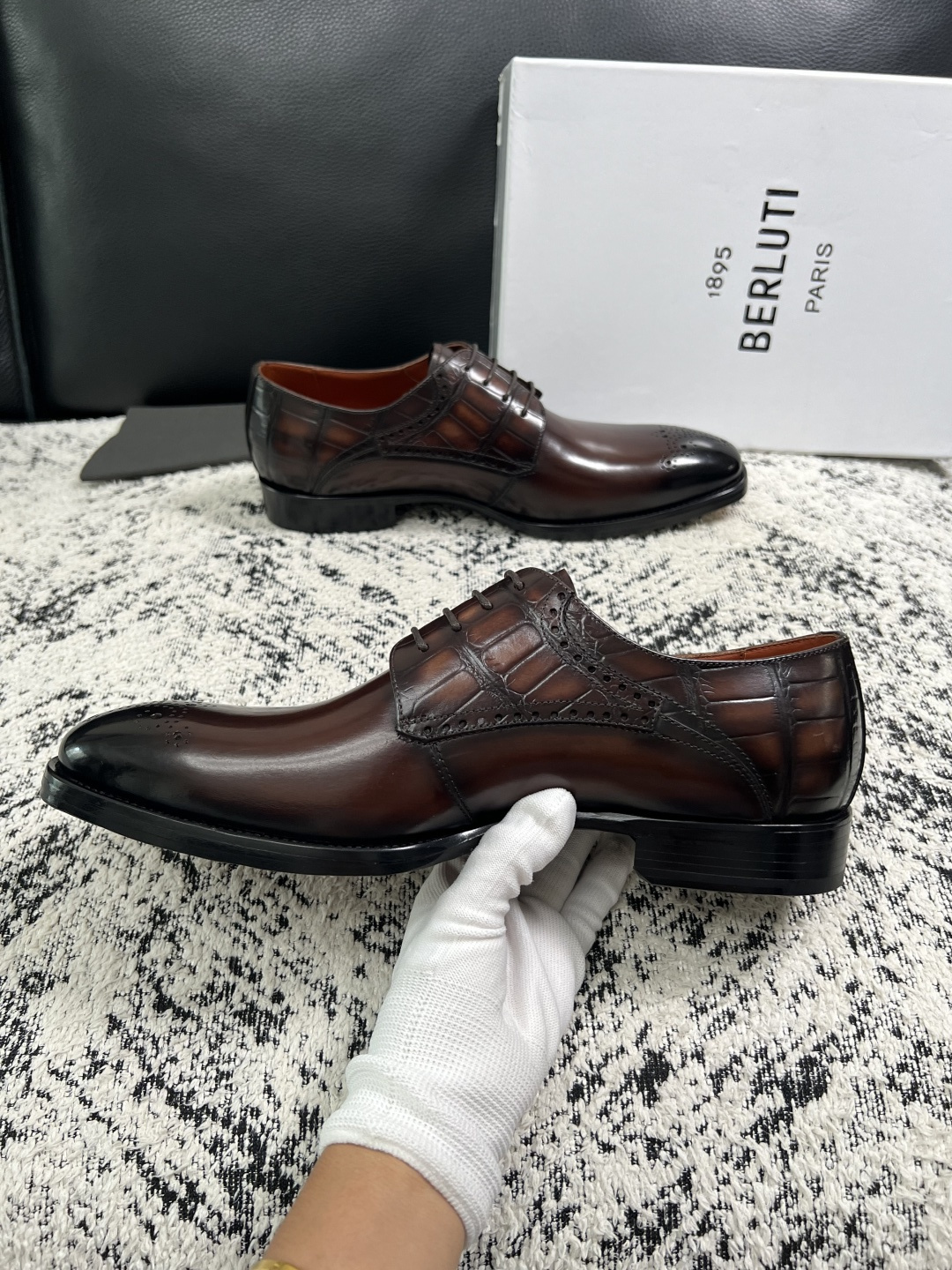 Berluti  高品质  顶级工艺品  布鲁提 专柜同步发售原厂配置，意大利进口牛皮面料，全进口水染牛皮里垫，鞋底：原