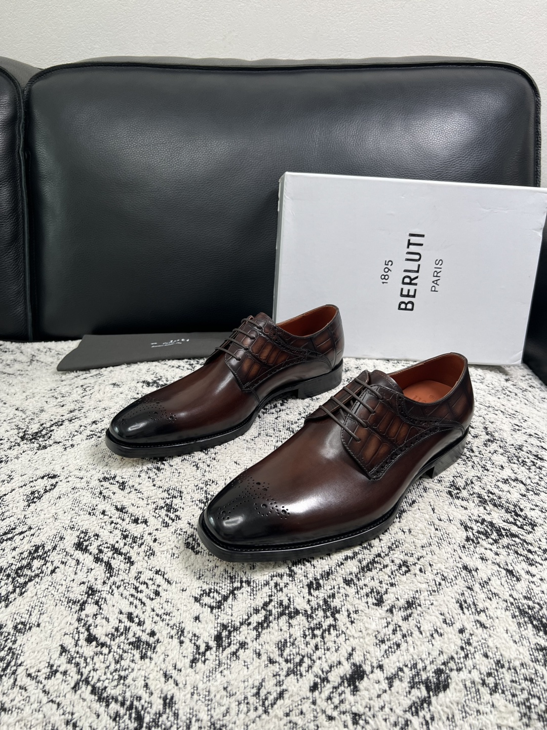 Berluti  高品质  顶级工艺品  布鲁提 专柜同步发售原厂配置，意大利进口牛皮面料，全进口水染牛皮里垫，鞋底：原