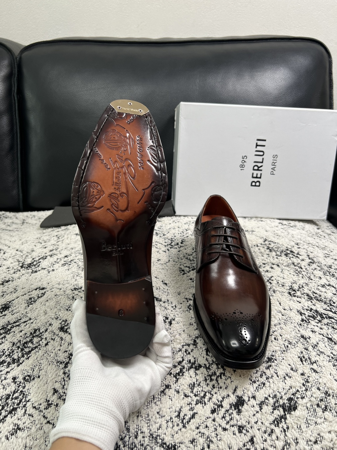 Berluti  高品质  顶级工艺品  布鲁提 专柜同步发售原厂配置，意大利进口牛皮面料，全进口水染牛皮里垫，鞋底：原