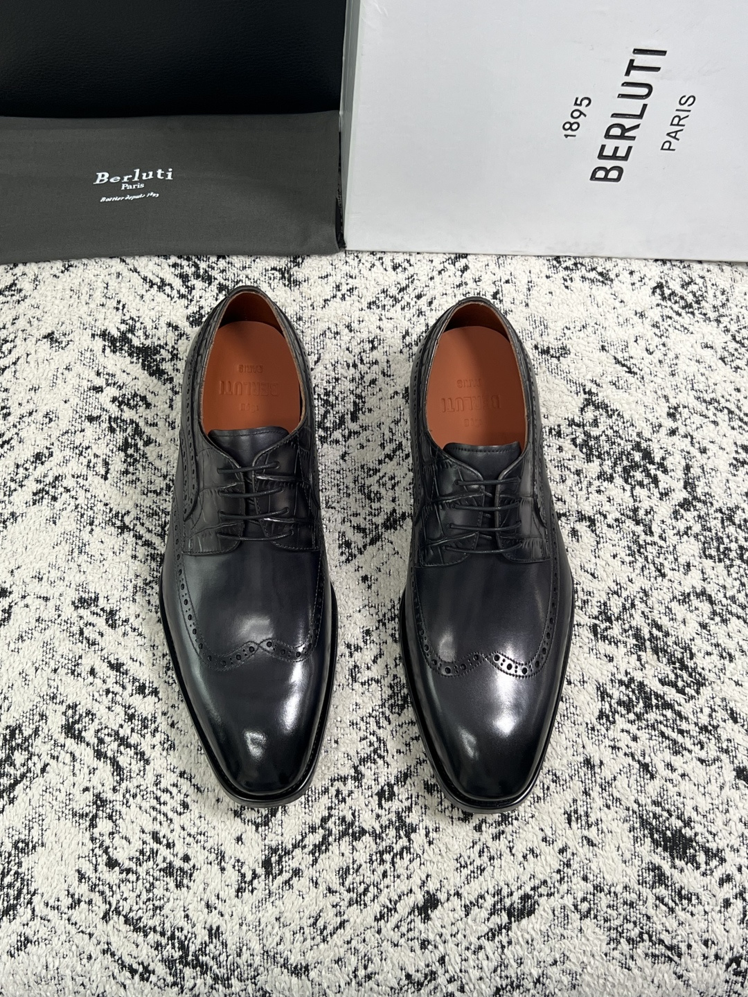 Berluti  高品质  顶级工艺品  布鲁提 专柜同步发售原厂配置，意大利进口牛皮面料，全进口水染牛皮里垫，鞋底：原