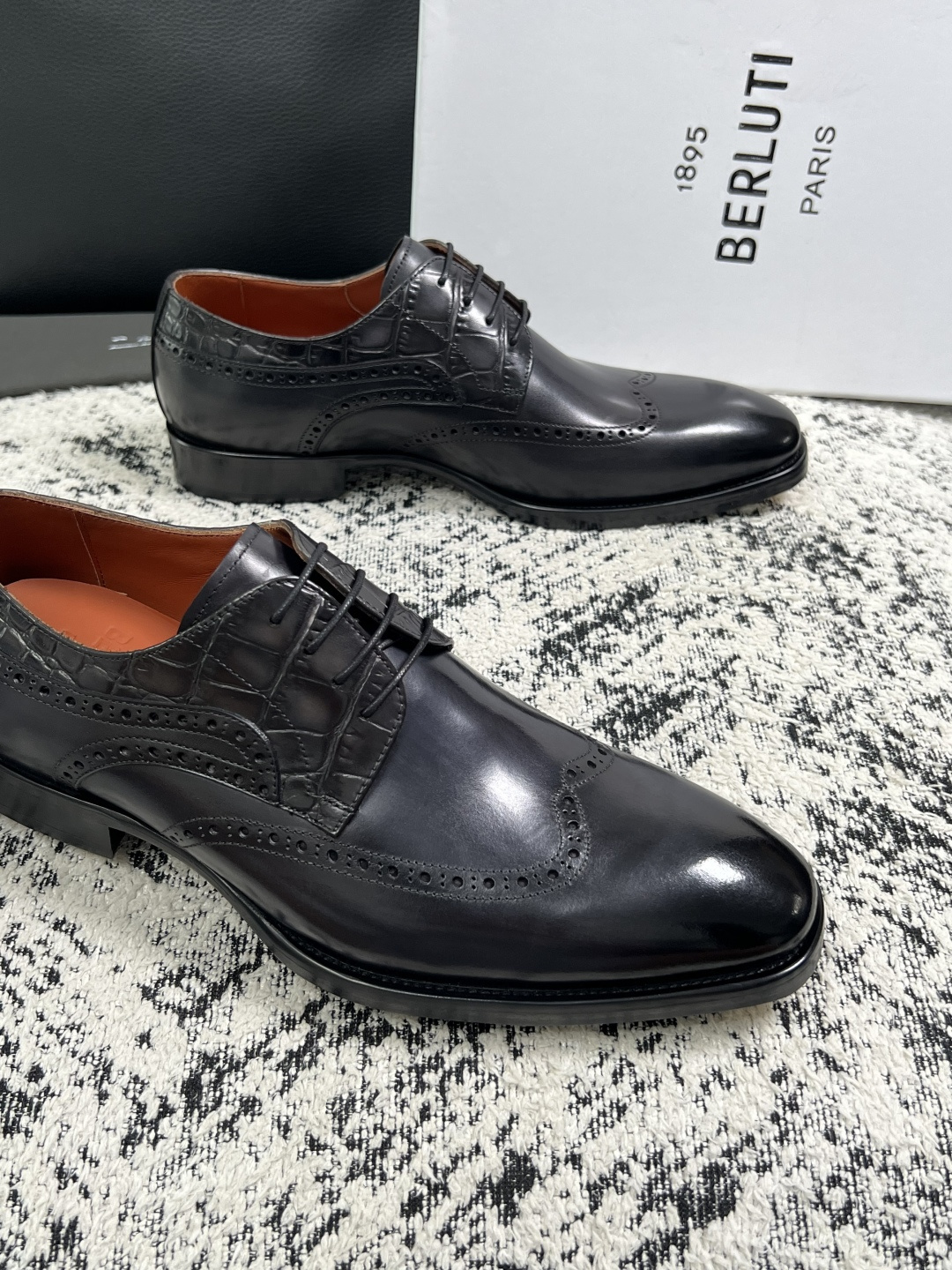 Berluti  高品质  顶级工艺品  布鲁提 专柜同步发售原厂配置，意大利进口牛皮面料，全进口水染牛皮里垫，鞋底：原