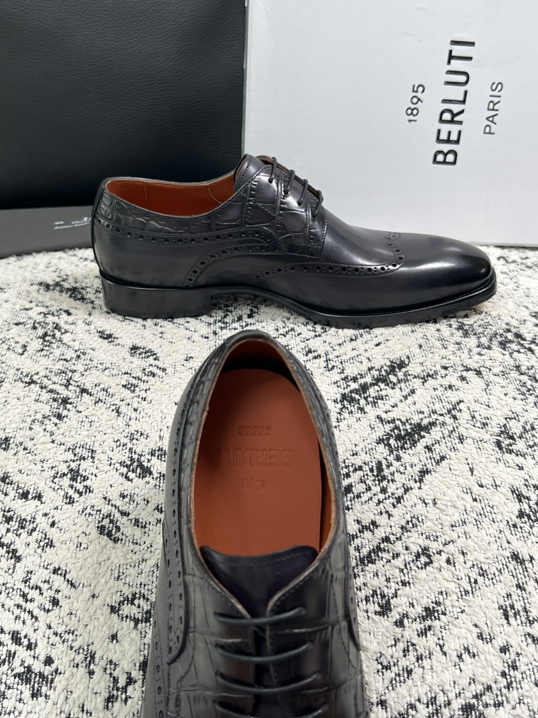 Berluti  高品质  顶级工艺品  布鲁提 专柜同步发售原厂配置，意大利进口牛皮面料，全进口水染牛皮里垫，鞋底：原