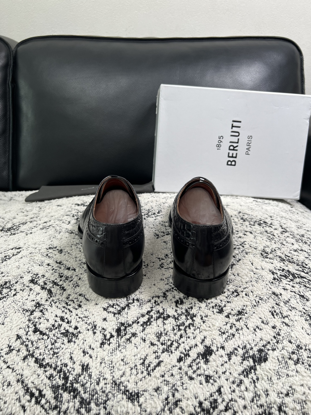Berluti  高品质  顶级工艺品  布鲁提 专柜同步发售原厂配置，意大利进口牛皮面料，全进口水染牛皮里垫，鞋底：原