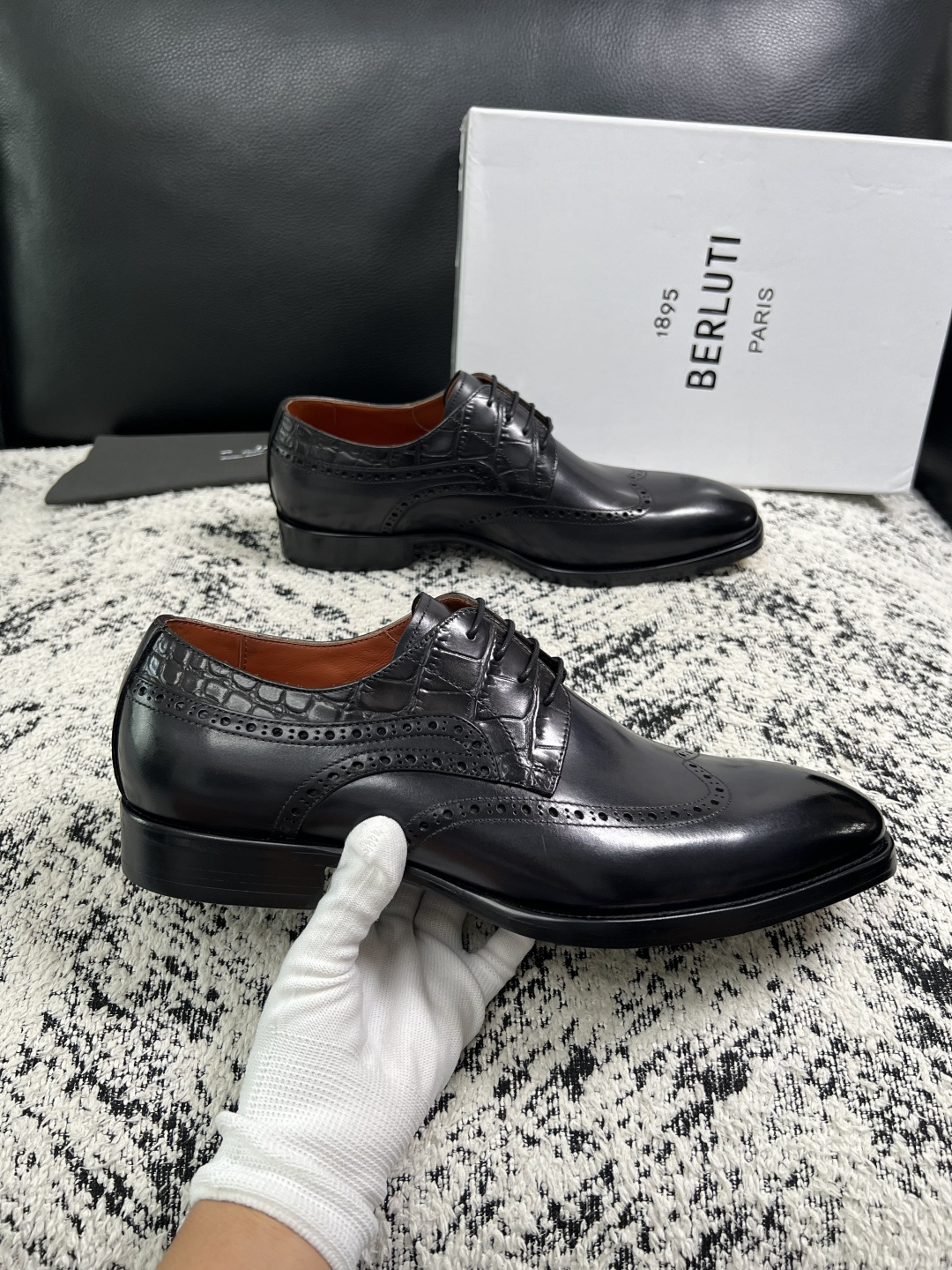 Berluti  高品质  顶级工艺品  布鲁提 专柜同步发售原厂配置，意大利进口牛皮面料，全进口水染牛皮里垫，鞋底：原