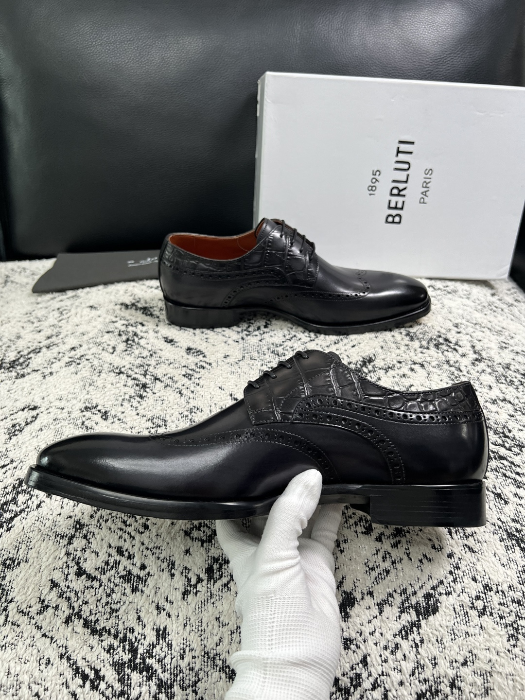 Berluti  高品质  顶级工艺品  布鲁提 专柜同步发售原厂配置，意大利进口牛皮面料，全进口水染牛皮里垫，鞋底：原
