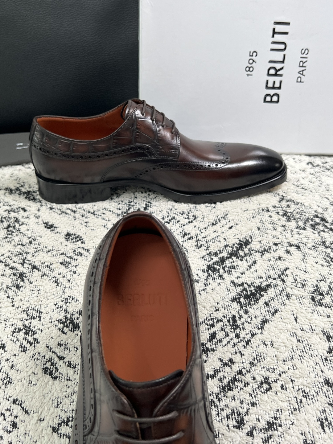 Berluti  高品质  顶级工艺品  布鲁提 专柜同步发售原厂配置，意大利进口牛皮面料，全进口水染牛皮里垫，鞋底：原