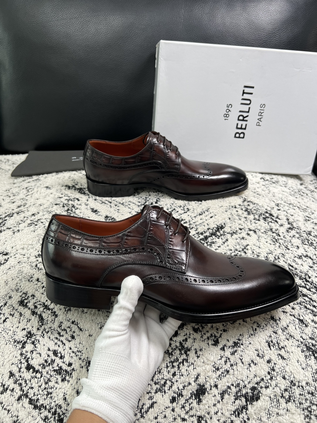 Berluti  高品质  顶级工艺品  布鲁提 专柜同步发售原厂配置，意大利进口牛皮面料，全进口水染牛皮里垫，鞋底：原