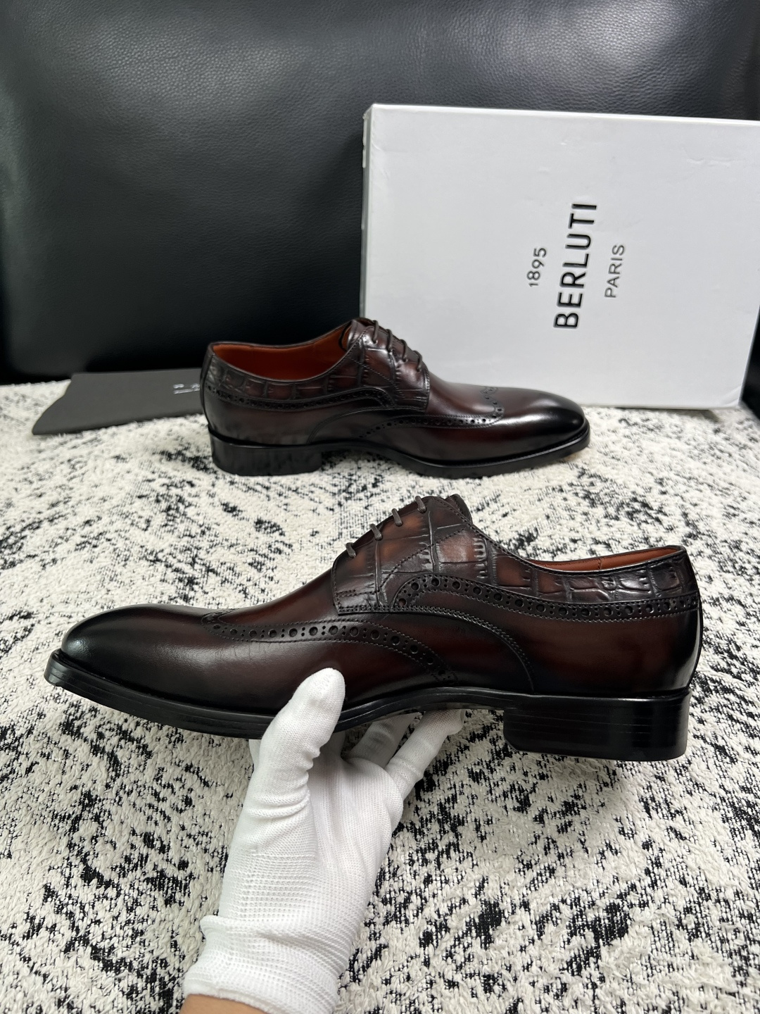 Berluti  高品质  顶级工艺品  布鲁提 专柜同步发售原厂配置，意大利进口牛皮面料，全进口水染牛皮里垫，鞋底：原