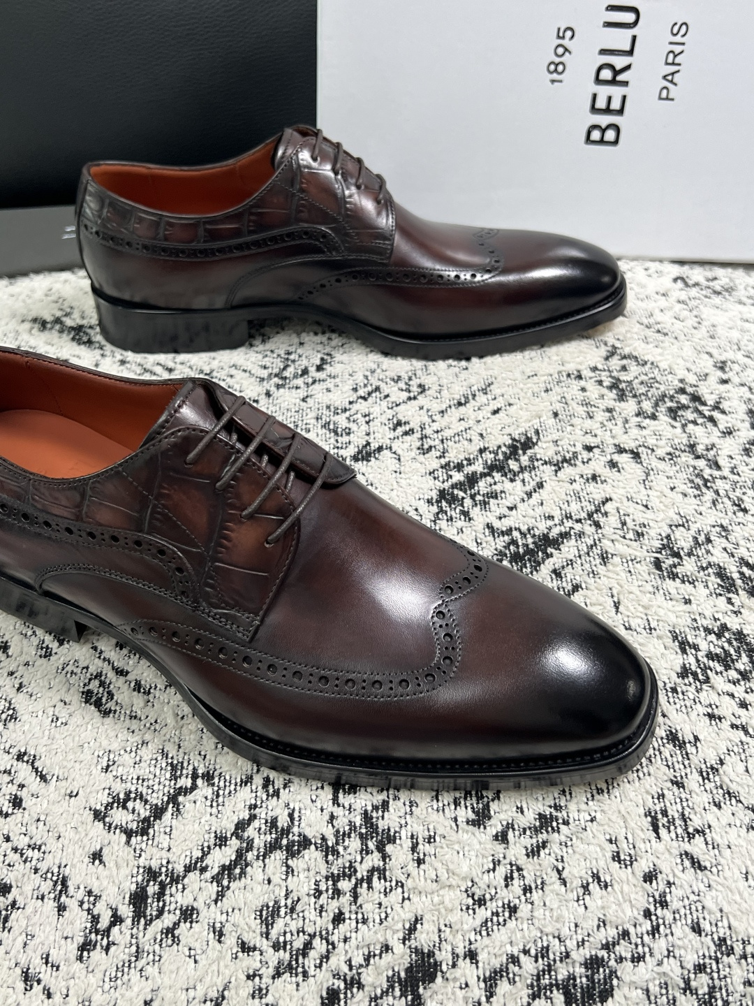Berluti  高品质  顶级工艺品  布鲁提 专柜同步发售原厂配置，意大利进口牛皮面料，全进口水染牛皮里垫，鞋底：原