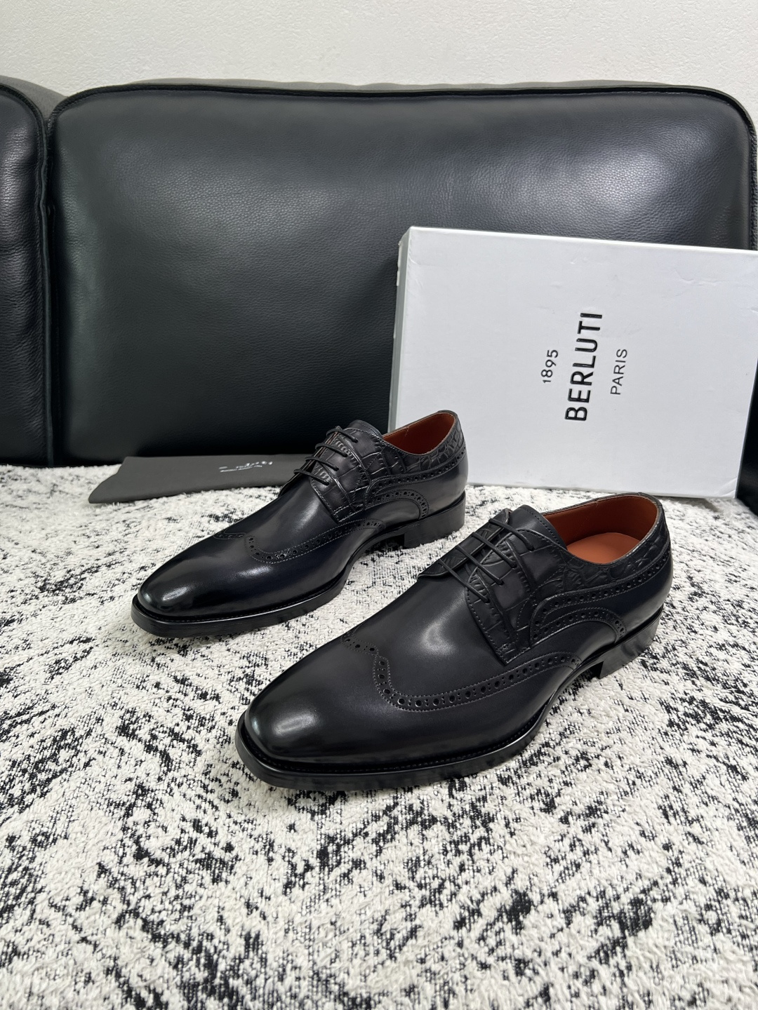 Berluti  高品质  顶级工艺品  布鲁提 专柜同步发售原厂配置，意大利进口牛皮面料，全进口水染牛皮里垫，鞋底：原