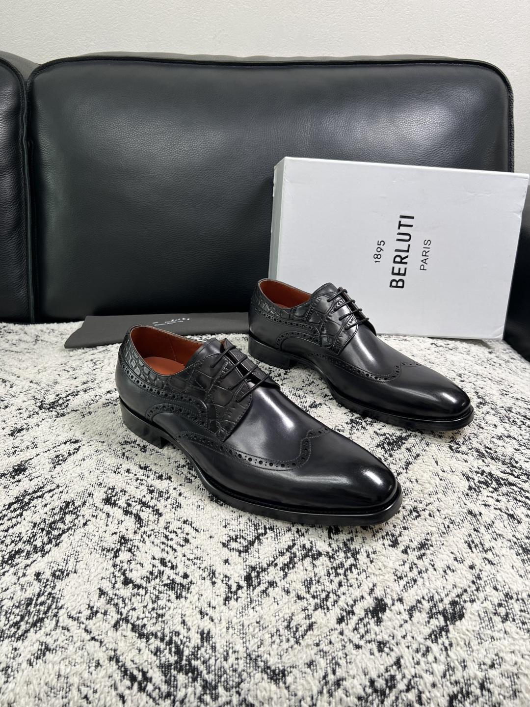 Berluti 高品质 顶级工艺品 布鲁提 专柜同步发售原厂配置,意大利进口牛皮面料,全进口水染牛皮里垫,鞋底:原 Berluti 高品质 顶级工艺品 布鲁提 专柜同步发售原厂配置,意大利进口牛皮面料,全进口水染牛皮里垫,鞋底:原