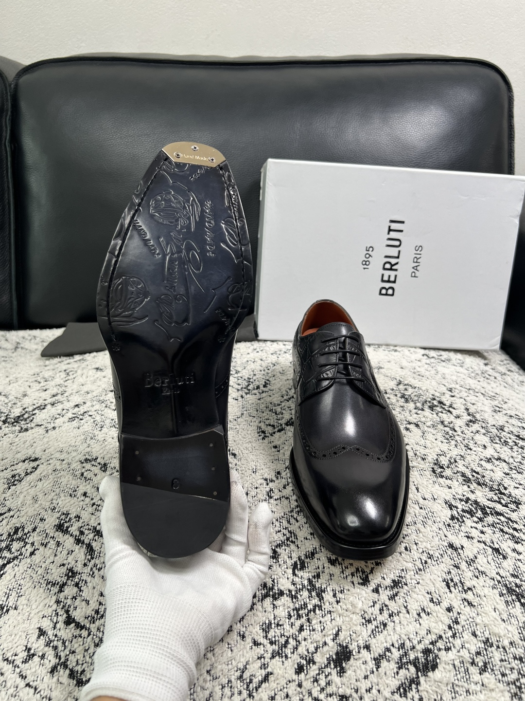 Berluti  高品质  顶级工艺品  布鲁提 专柜同步发售原厂配置，意大利进口牛皮面料，全进口水染牛皮里垫，鞋底：原