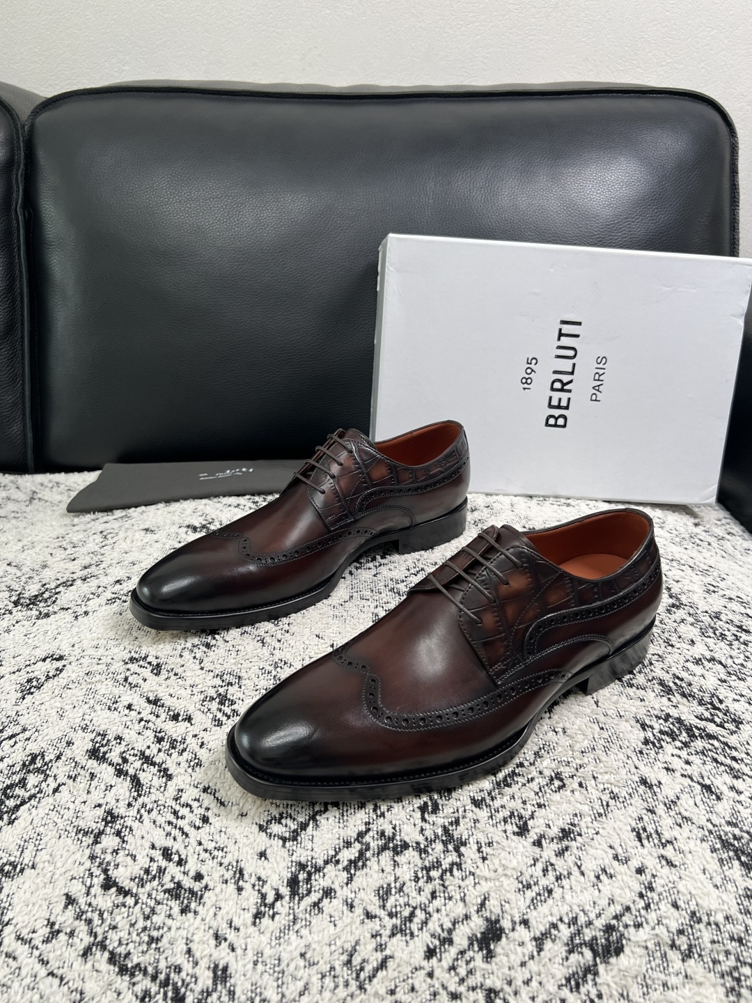 Berluti  高品质  顶级工艺品  布鲁提 专柜同步发售原厂配置，意大利进口牛皮面料，全进口水染牛皮里垫，鞋底：原