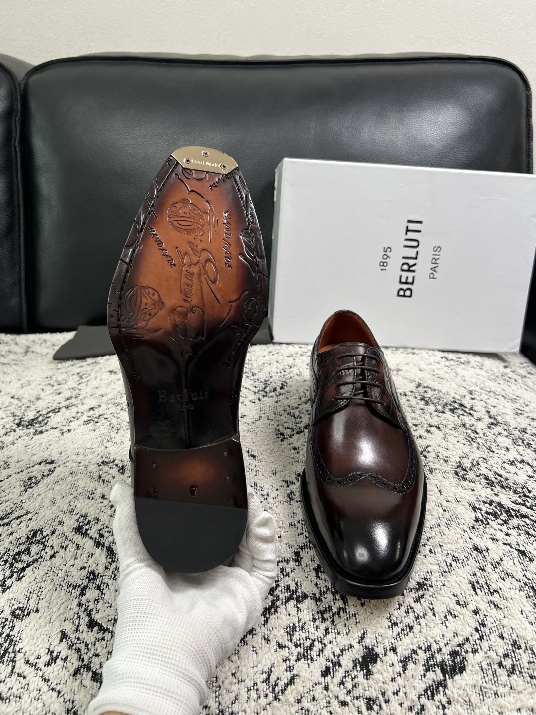 Berluti  高品质  顶级工艺品  布鲁提 专柜同步发售原厂配置，意大利进口牛皮面料，全进口水染牛皮里垫，鞋底：原