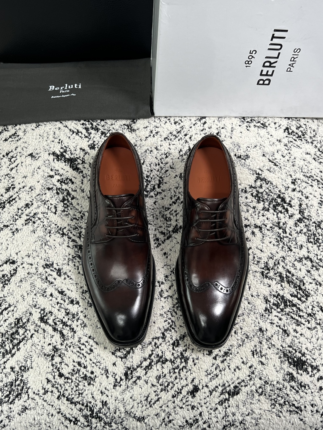 Berluti  高品质  顶级工艺品  布鲁提 专柜同步发售原厂配置，意大利进口牛皮面料，全进口水染牛皮里垫，鞋底：原