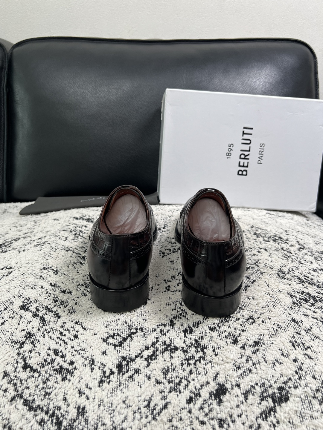 Berluti  高品质  顶级工艺品  布鲁提 专柜同步发售原厂配置，意大利进口牛皮面料，全进口水染牛皮里垫，鞋底：原