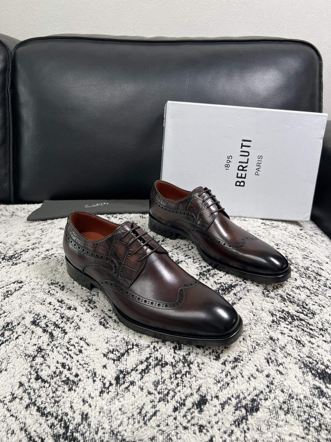 Berluti 高品质 顶级工艺品 布鲁提 专柜同步发售原厂配置,意大利进口牛皮面料,全进口水染牛皮里垫,鞋底:原 Berluti 高品质 顶级工艺品 布鲁提 专柜同步发售原厂配置,意大利进口牛皮面料,全进口水染牛皮里垫,鞋底:原