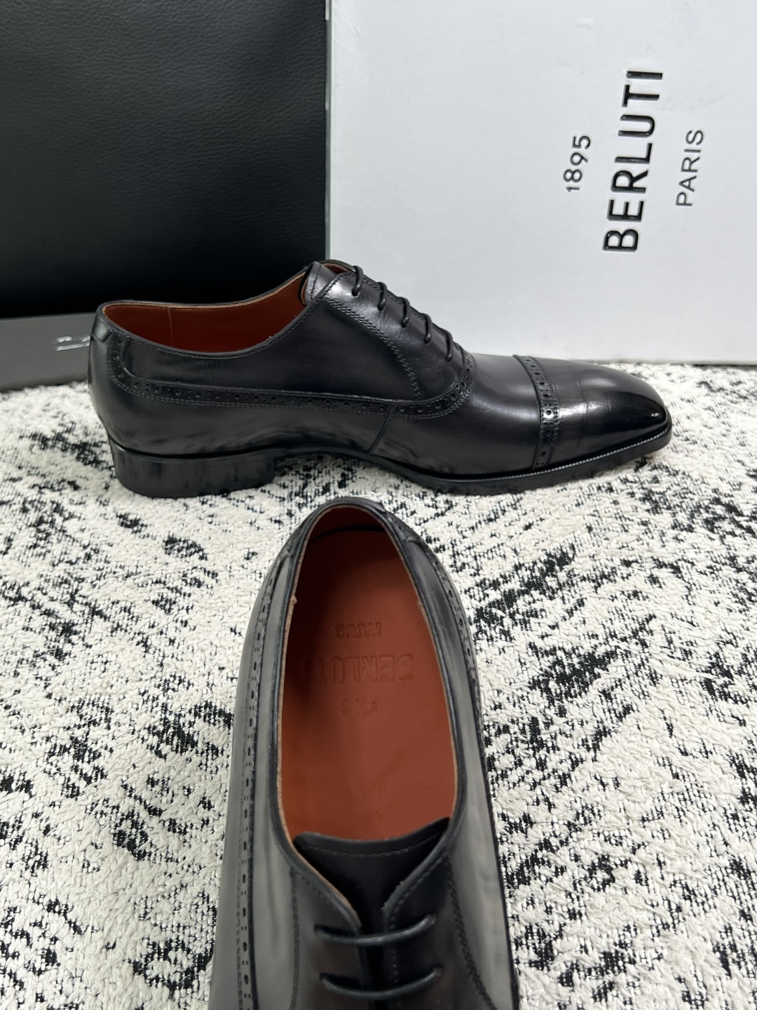 Berluti  高品质  顶级工艺品  布鲁提 专柜同步发售原厂配置，意大利进口牛皮面料，全进口水染牛皮里垫，鞋底：原