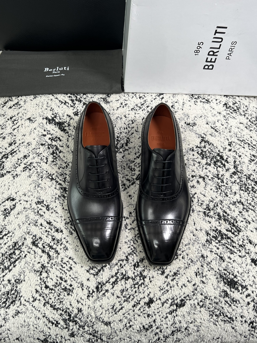 Berluti  高品质  顶级工艺品  布鲁提 专柜同步发售原厂配置，意大利进口牛皮面料，全进口水染牛皮里垫，鞋底：原