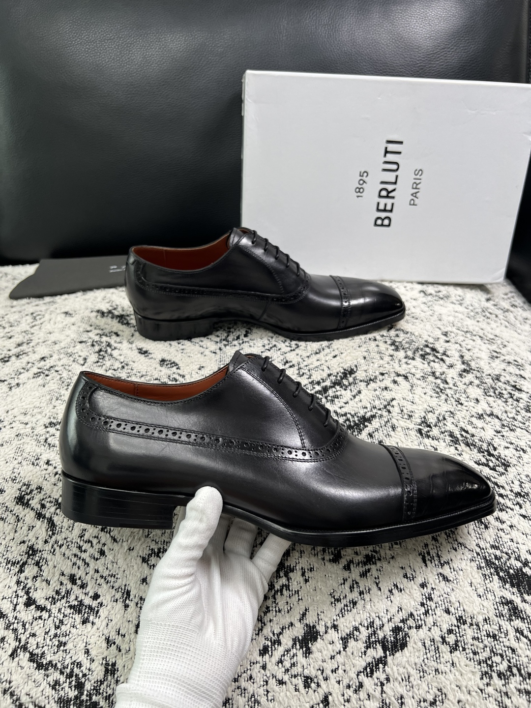Berluti  高品质  顶级工艺品  布鲁提 专柜同步发售原厂配置，意大利进口牛皮面料，全进口水染牛皮里垫，鞋底：原