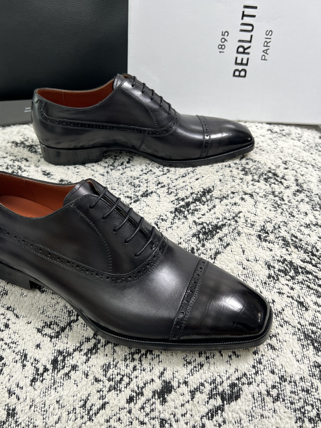 Berluti  高品质  顶级工艺品  布鲁提 专柜同步发售原厂配置，意大利进口牛皮面料，全进口水染牛皮里垫，鞋底：原