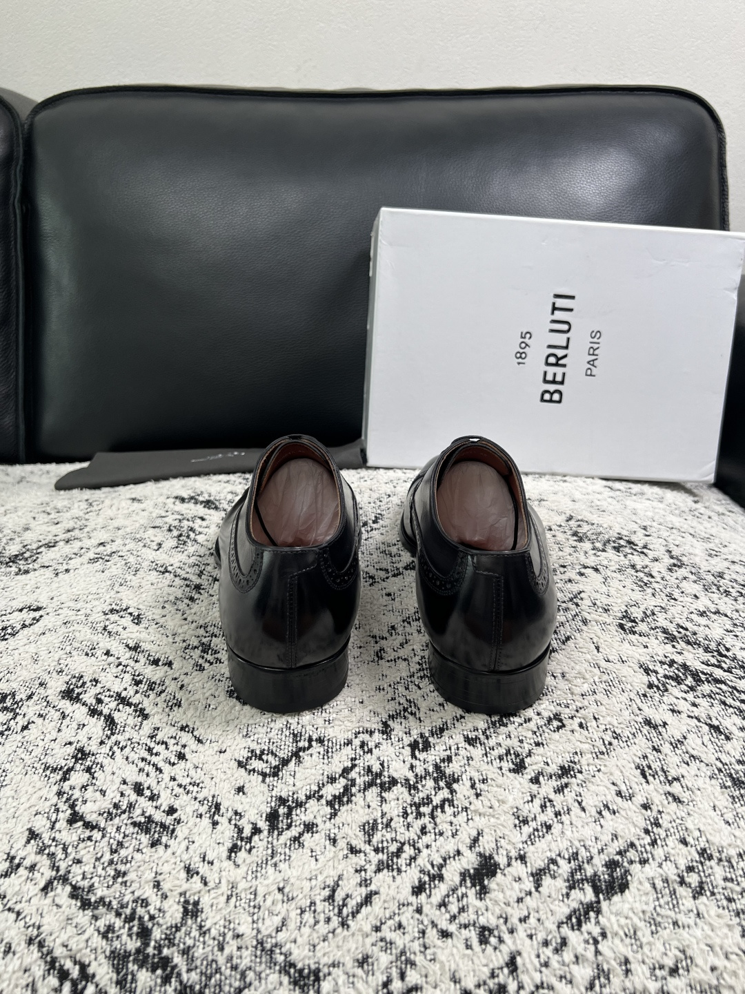 Berluti  高品质  顶级工艺品  布鲁提 专柜同步发售原厂配置，意大利进口牛皮面料，全进口水染牛皮里垫，鞋底：原