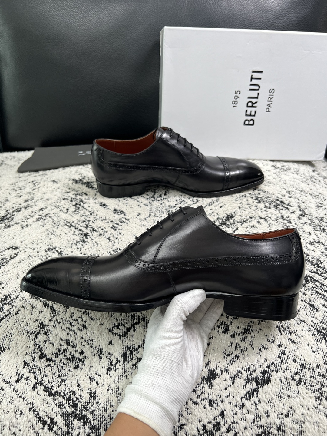 Berluti  高品质  顶级工艺品  布鲁提 专柜同步发售原厂配置，意大利进口牛皮面料，全进口水染牛皮里垫，鞋底：原