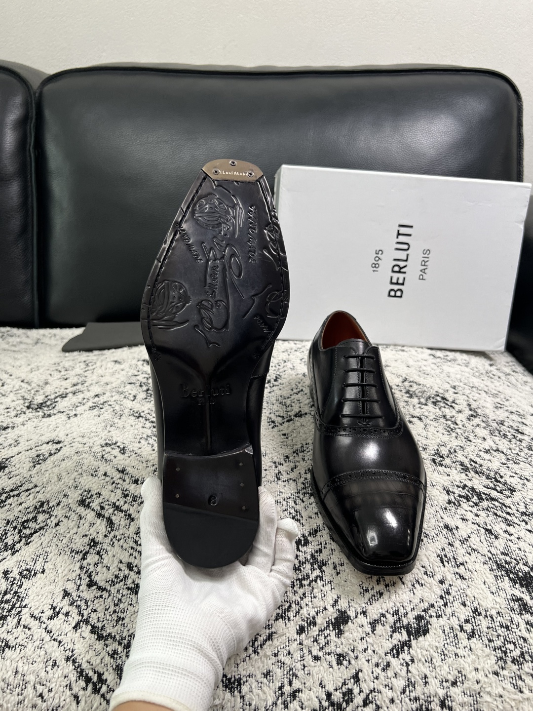 Berluti  高品质  顶级工艺品  布鲁提 专柜同步发售原厂配置，意大利进口牛皮面料，全进口水染牛皮里垫，鞋底：原