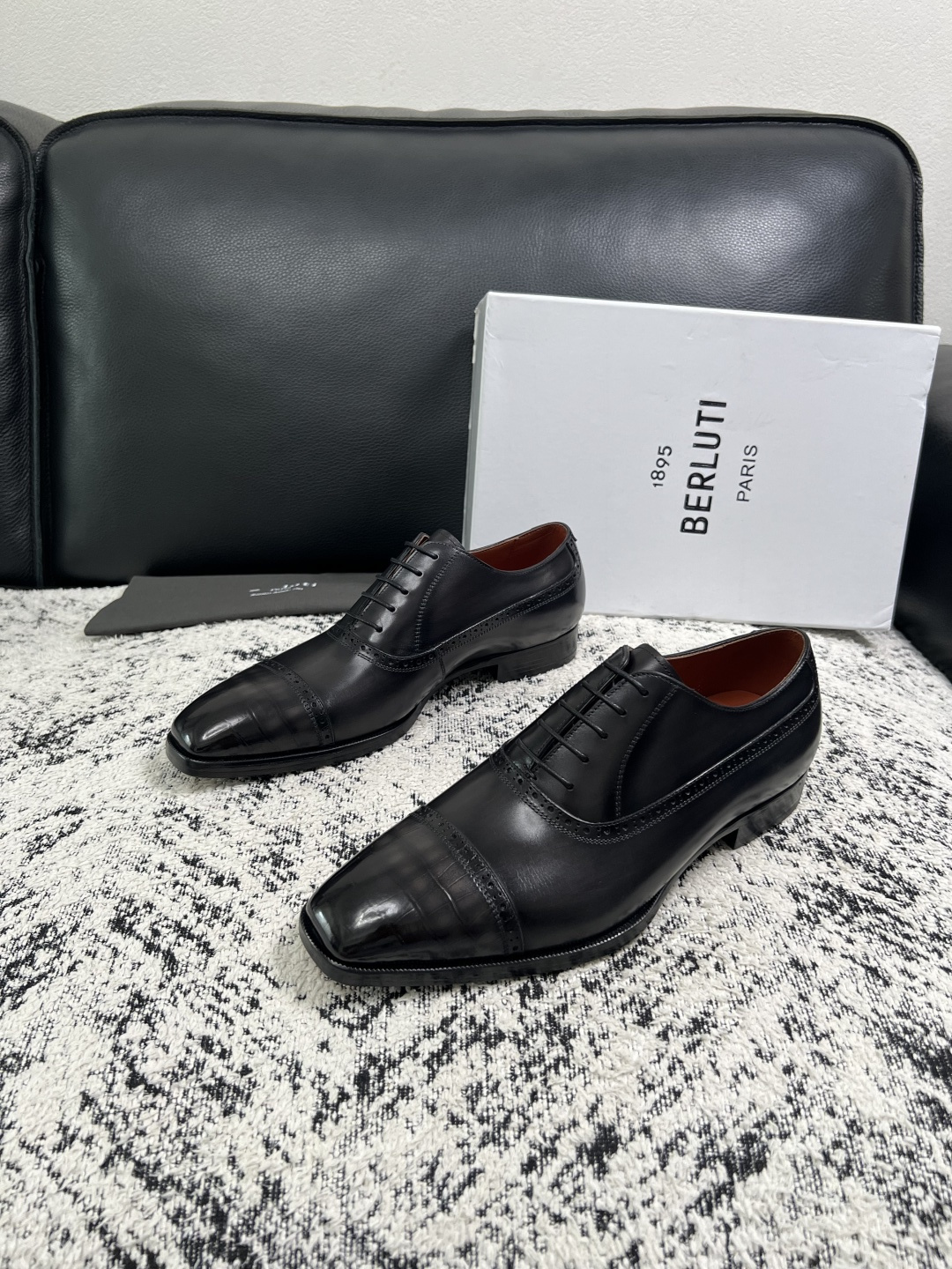 Berluti  高品质  顶级工艺品  布鲁提 专柜同步发售原厂配置，意大利进口牛皮面料，全进口水染牛皮里垫，鞋底：原