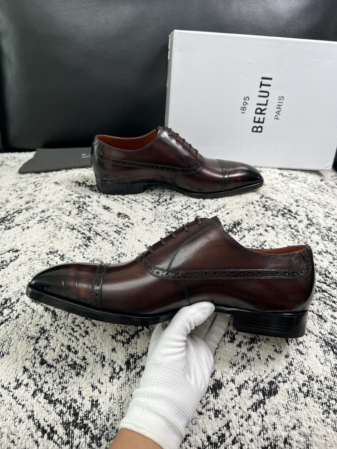 Berluti  高品质  顶级工艺品  布鲁提 专柜同步发售原厂配置，意大利进口牛皮面料，全进口水染牛皮里垫，鞋底：原