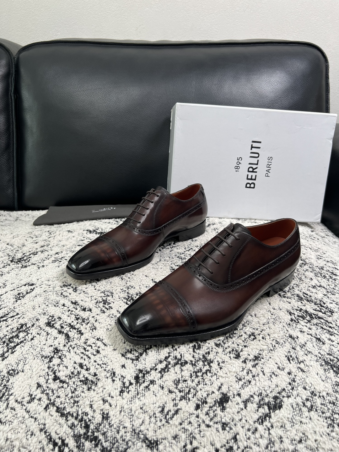 Berluti  高品质  顶级工艺品  布鲁提 专柜同步发售原厂配置，意大利进口牛皮面料，全进口水染牛皮里垫，鞋底：原