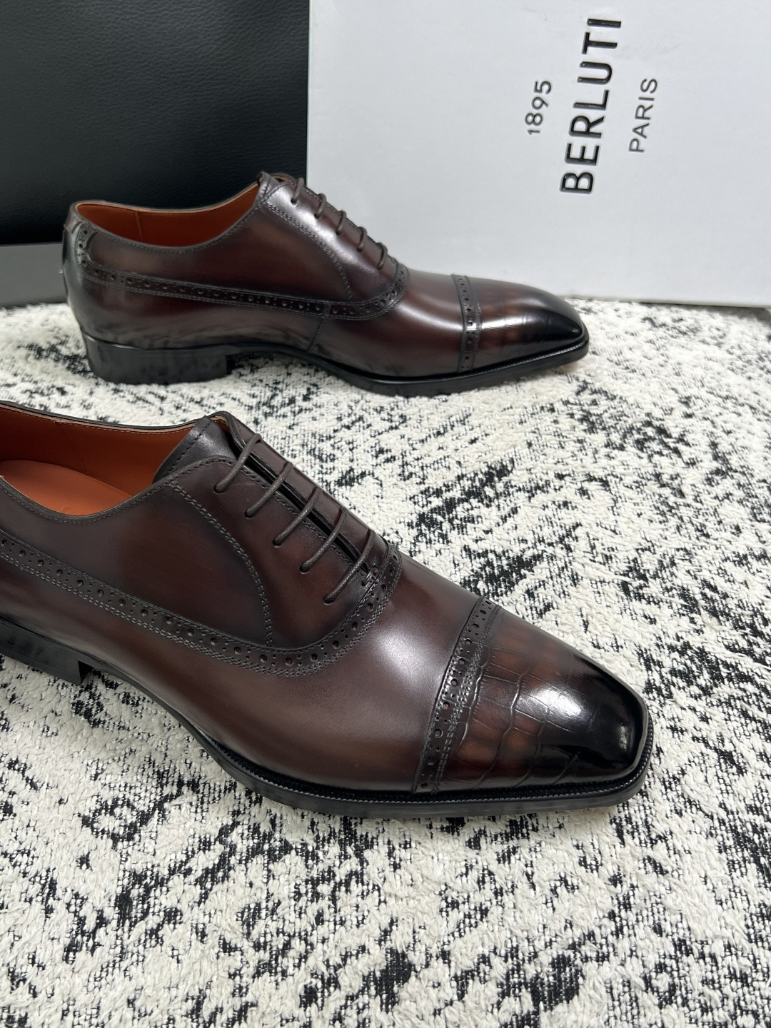 Berluti  高品质  顶级工艺品  布鲁提 专柜同步发售原厂配置，意大利进口牛皮面料，全进口水染牛皮里垫，鞋底：原