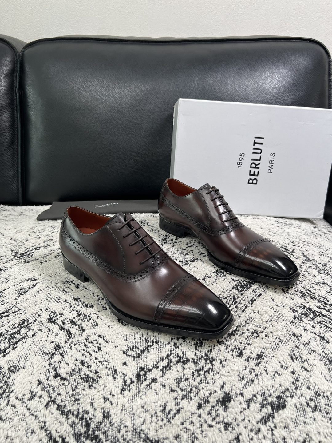 Berluti 高品质 顶级工艺品 布鲁提 专柜同步发售原厂配置,意大利进口牛皮面料,全进口水染牛皮里垫,鞋底:原 Berluti 高品质 顶级工艺品 布鲁提 专柜同步发售原厂配置,意大利进口牛皮面料,全进口水染牛皮里垫,鞋底:原