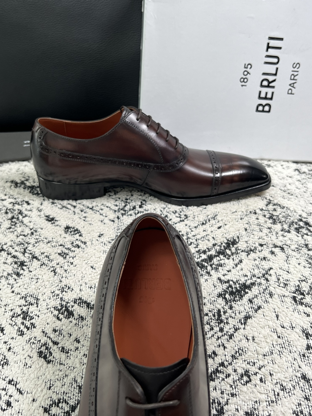 Berluti  高品质  顶级工艺品  布鲁提 专柜同步发售原厂配置，意大利进口牛皮面料，全进口水染牛皮里垫，鞋底：原