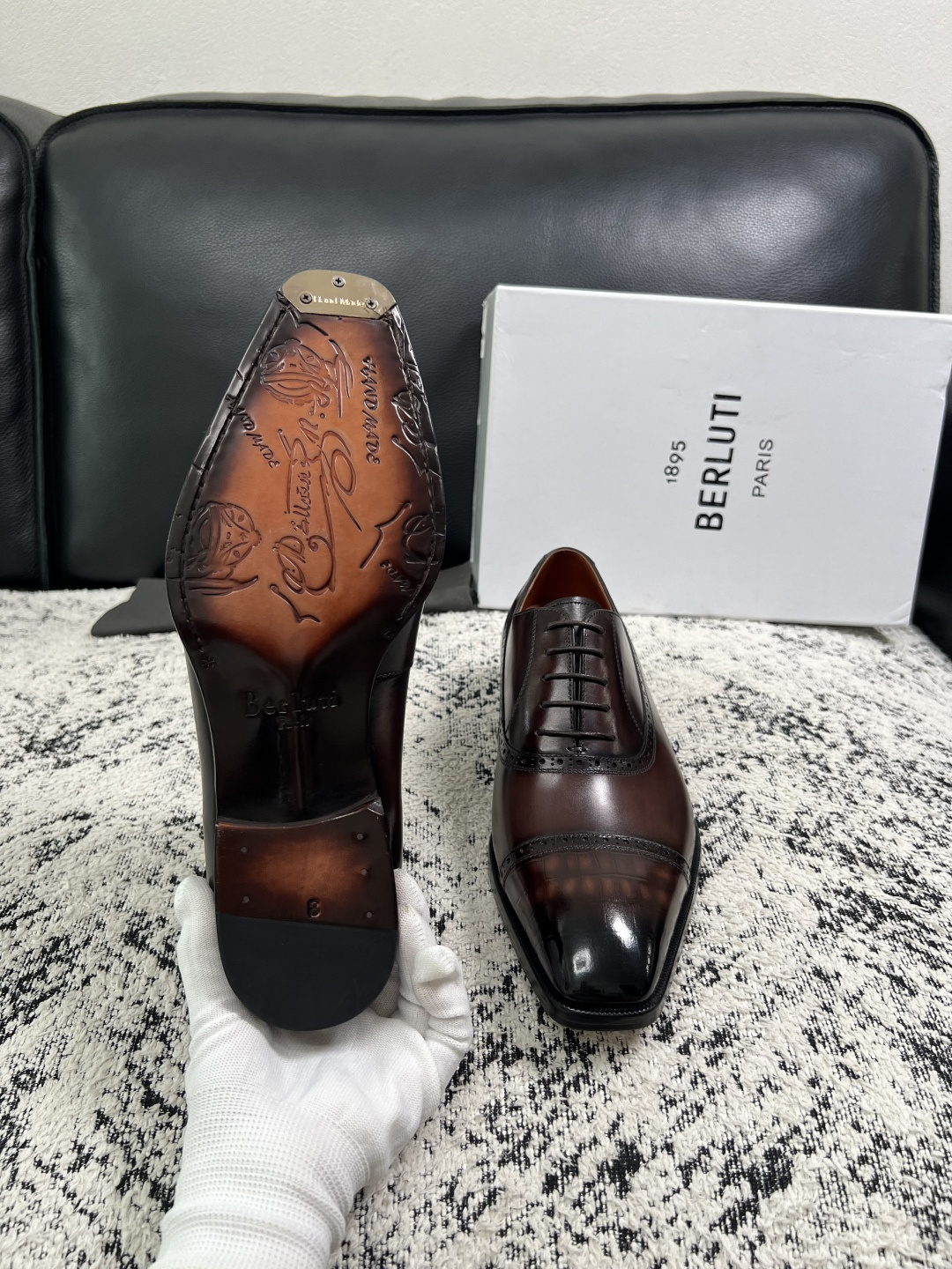 Berluti  高品质  顶级工艺品  布鲁提 专柜同步发售原厂配置，意大利进口牛皮面料，全进口水染牛皮里垫，鞋底：原