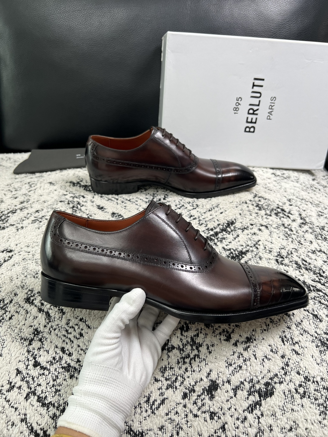 Berluti  高品质  顶级工艺品  布鲁提 专柜同步发售原厂配置，意大利进口牛皮面料，全进口水染牛皮里垫，鞋底：原