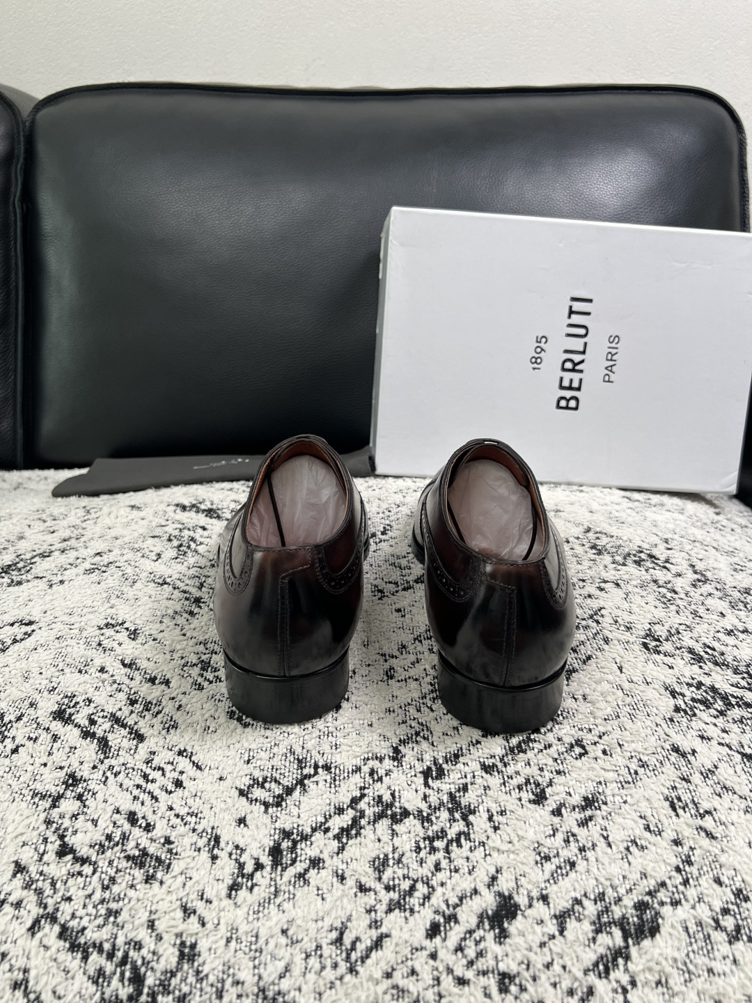 Berluti  高品质  顶级工艺品  布鲁提 专柜同步发售原厂配置，意大利进口牛皮面料，全进口水染牛皮里垫，鞋底：原