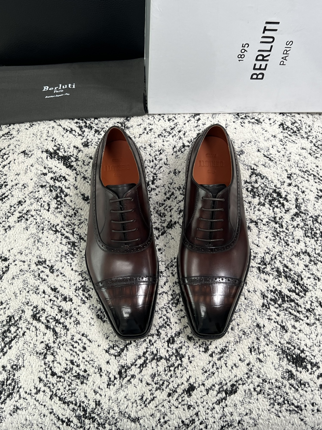 Berluti  高品质  顶级工艺品  布鲁提 专柜同步发售原厂配置，意大利进口牛皮面料，全进口水染牛皮里垫，鞋底：原