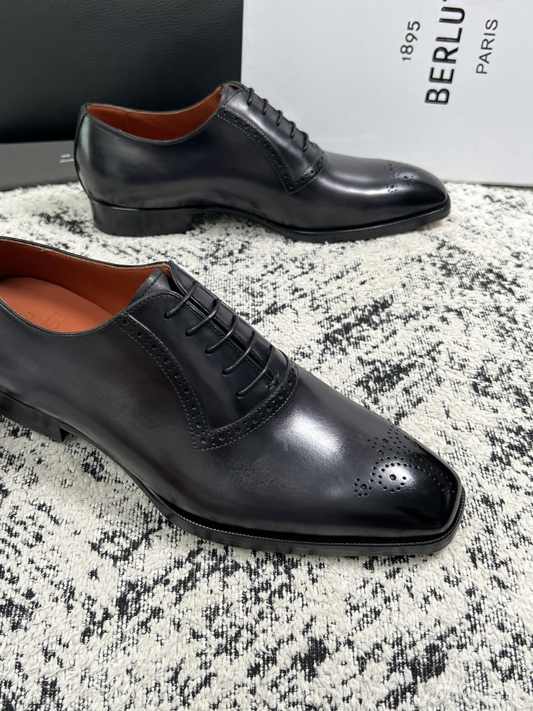 Berluti  高品质  顶级工艺品  布鲁提 专柜同步发售原厂配置，意大利进口牛皮面料，全进口水染牛皮里垫，鞋底：原