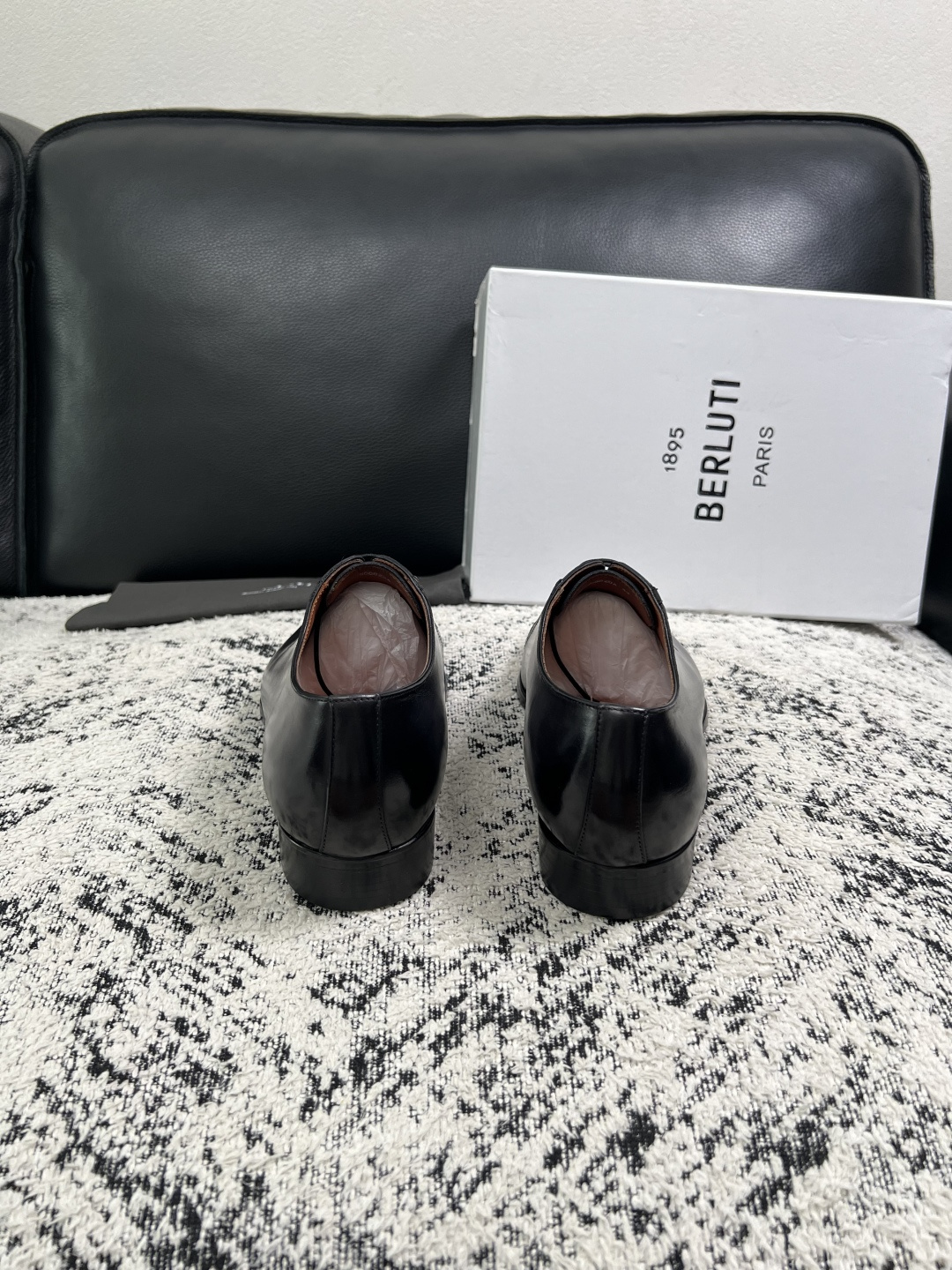 Berluti  高品质  顶级工艺品  布鲁提 专柜同步发售原厂配置，意大利进口牛皮面料，全进口水染牛皮里垫，鞋底：原