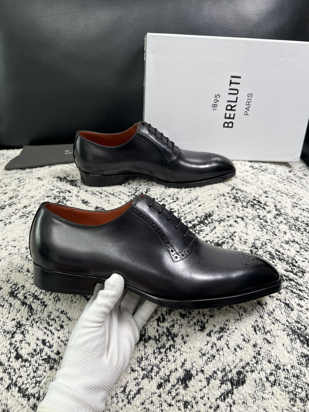 Berluti  高品质  顶级工艺品  布鲁提 专柜同步发售原厂配置，意大利进口牛皮面料，全进口水染牛皮里垫，鞋底：原