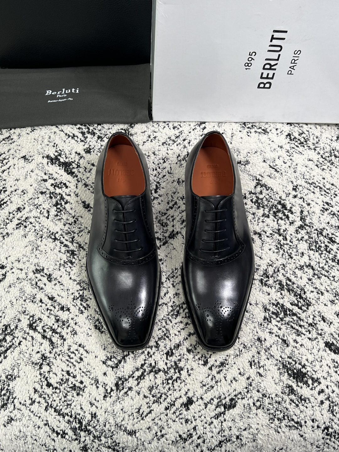 Berluti  高品质  顶级工艺品  布鲁提 专柜同步发售原厂配置，意大利进口牛皮面料，全进口水染牛皮里垫，鞋底：原